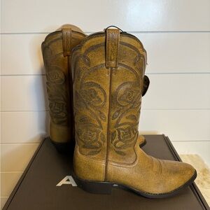 New - Size 9.5M - Ariat Women's Heritage R Toe Western Boots - Copper Brown